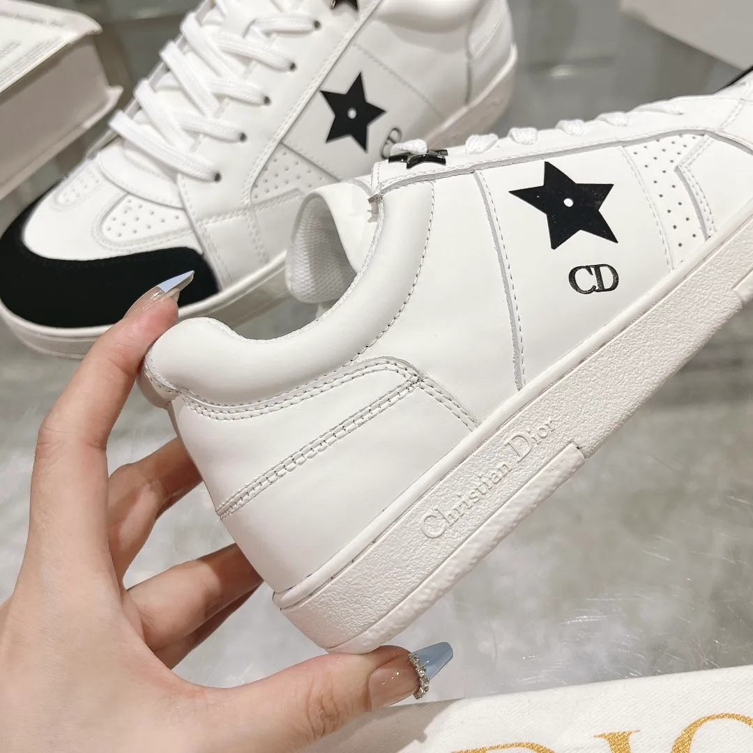 👟👟Ex-factory price 560👟👟Dior2024 new white shoes, Dior Dior Star women's sports shoes, very light summer white shoes. The upper is carefully made of imported suede, decorated with tonal suede panels, metal stars decorate the lace eyelets, and breathable mesh inside. The upper is punched and designed not to stuffy the feet. It is equipped with Christian Dior logo and thin soles. The thick sole is suitable for all seasons! Size: 35-41 (40 and 41 are customized and cannot be returned or exchanged)